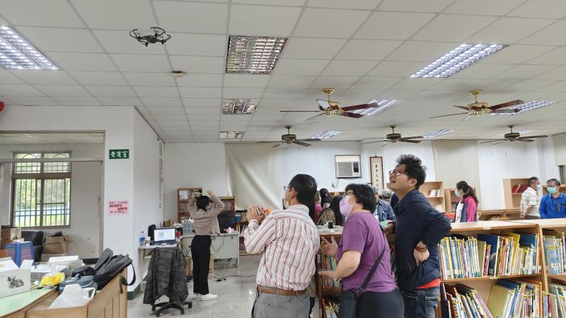 讓同學實際操作無人機