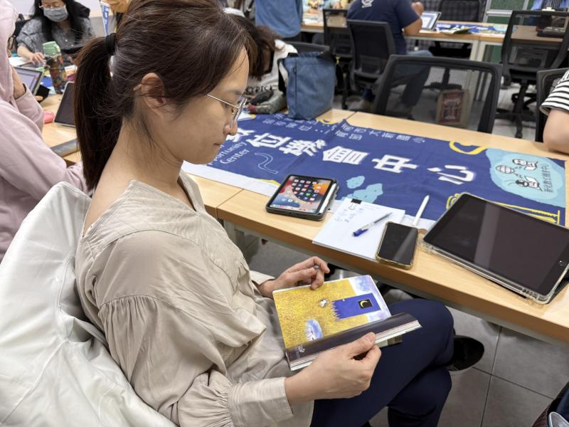 學員正在欣賞繪本