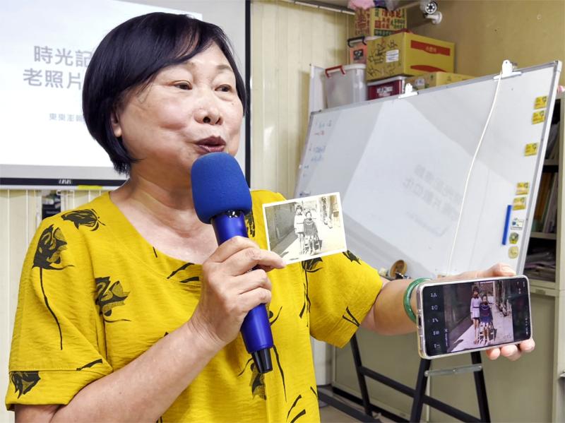 學員上台分享自己的老照片故事，當看到原本泛黃的黑白照片，經過修復後竟變回記憶中那件鮮紅的洋裝，讓她感到既驚喜又感動。