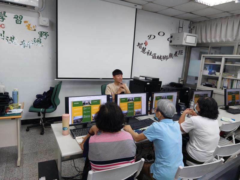 老師也逐一給予每個學員作品詳細指導，協助大家了解自己在設計三折頁時有甚麼缺失