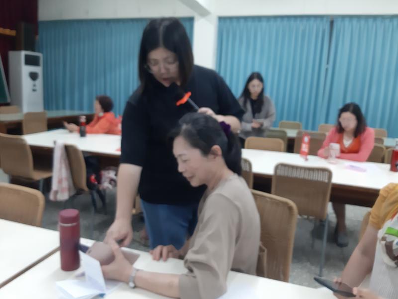 學員們也想進一步了解健保快易通的使用方法，認真的學習，也實際的拿起手機操作看看，不懂時，講師總是耐心教導，學員們都相當感謝肯定講師,也提出自己的問題點互相討論分享自己的使用經驗,彼此教學相長。