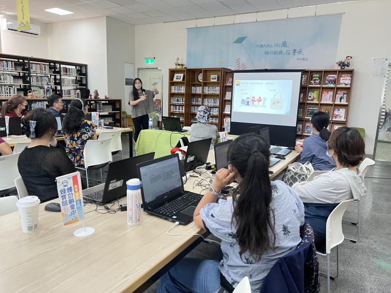 講師以新埤DOC為例，教學從社區特色出發，設定角色目標與故事，融合雷公屁、神牌土地公等在地元素，發展具文化感的角色IP。