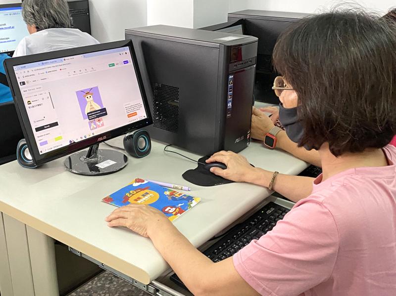 學員使用電腦練習操作AI工具，生成構思的角色。