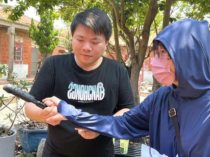 學員相互研究360環景攝影器材的裝設與操作。