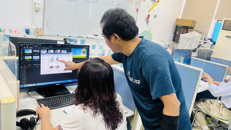 回到教室實際電腦操作如何剪輯影片,學員遇到問題老師耐心指導