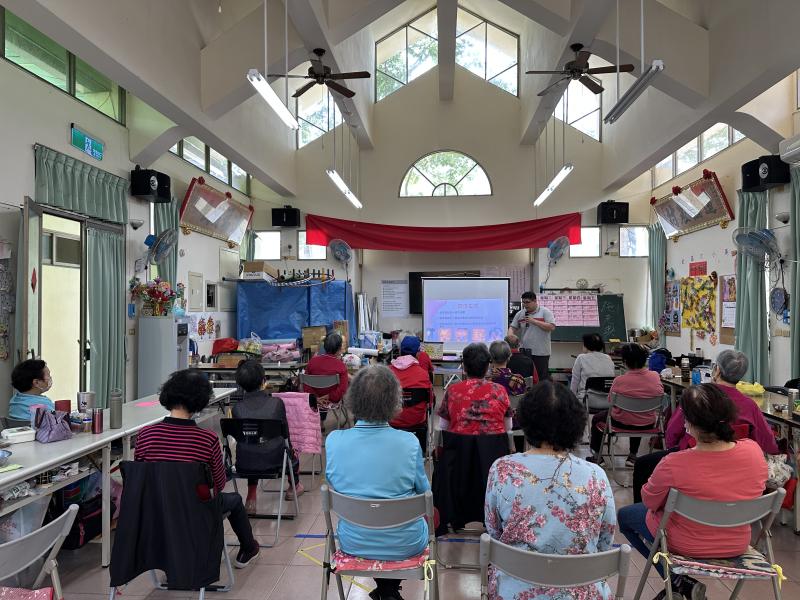 老師用簡報講解上課內容