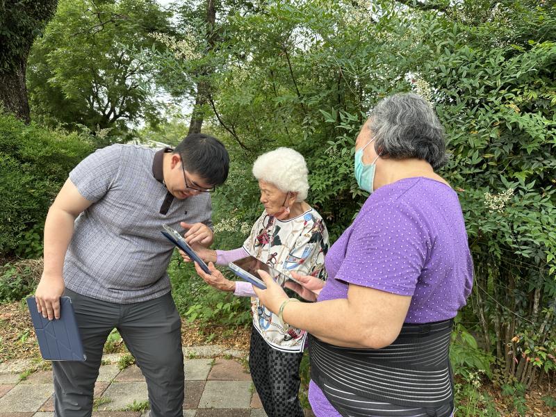 教導學員如何使用平板拍照