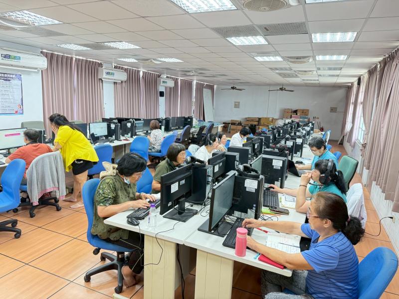 大家聚精會神，不斷練習文稿修改、音檔產出與節目編排