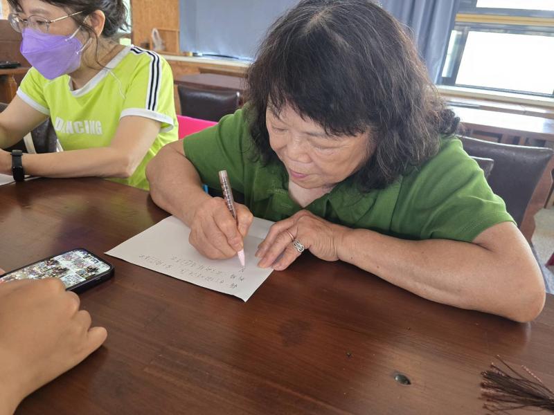 學員認真作筆記