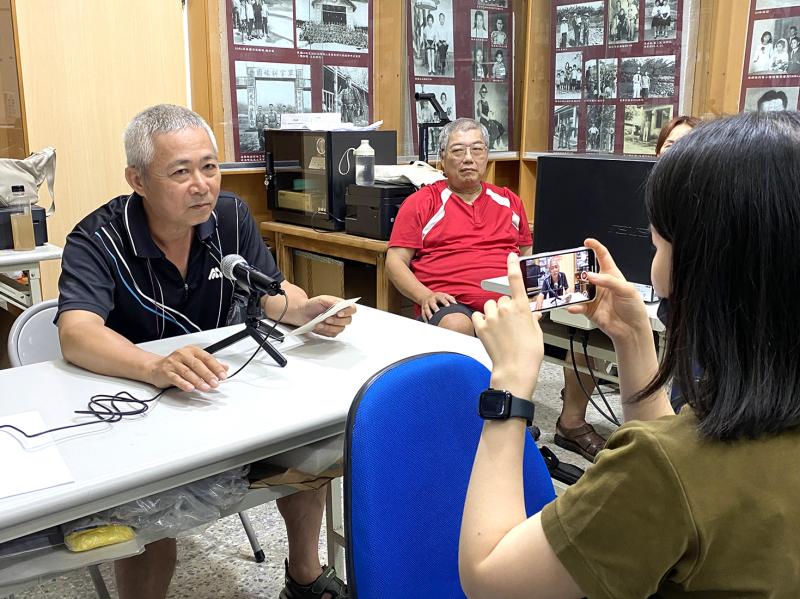 學員嘗試操作錄音設備，分享過往從軍時期的甘苦故事。