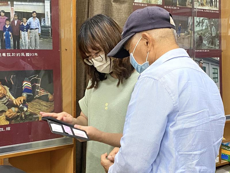 執行秘書協助學員，透過手機下載Podcast收聽APP。