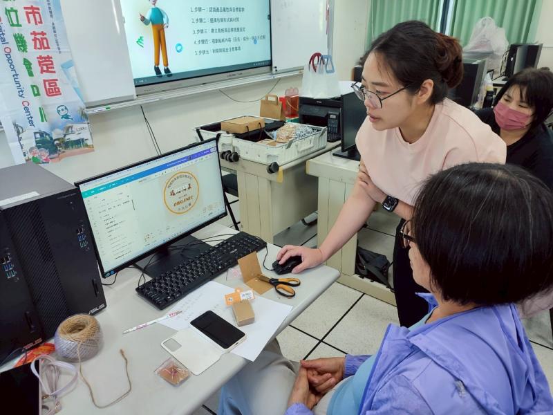 學員透過數位標籤學習及老師的引導產出在地特色文創品