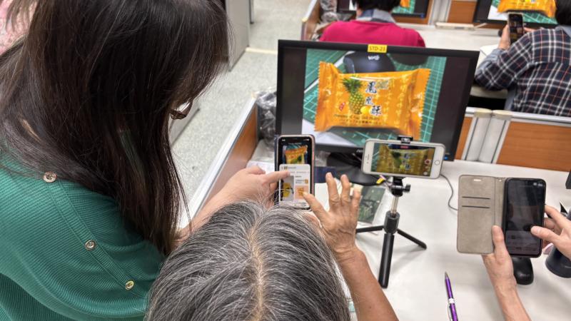 學員練習操作google智慧鏡頭，搜尋拍到的物品資訊。