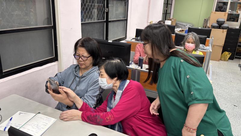 學員下載papago翻譯APP，並練習操作。