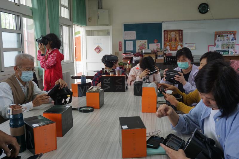 VR眼鏡觀賞使用學習中