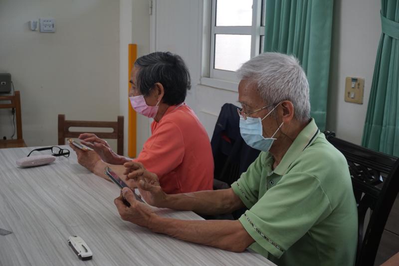 七八十歲的阿公們對於新興科技熱愛學習