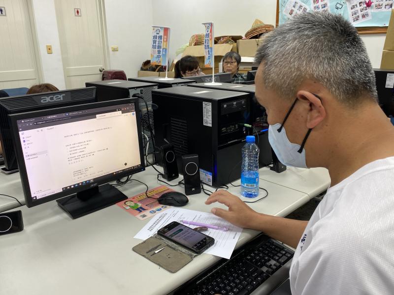 學員正在嘗試透過ChatGPT生成行銷文案，根據範例學習模仿中。