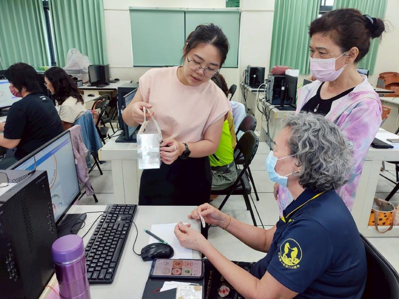 講師指導學員Canva 產品包裝設計與實作