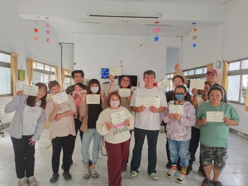 上完課程，大家來個大合照。