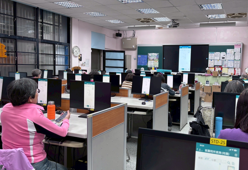 學員利用手機查詢就醫地圖。