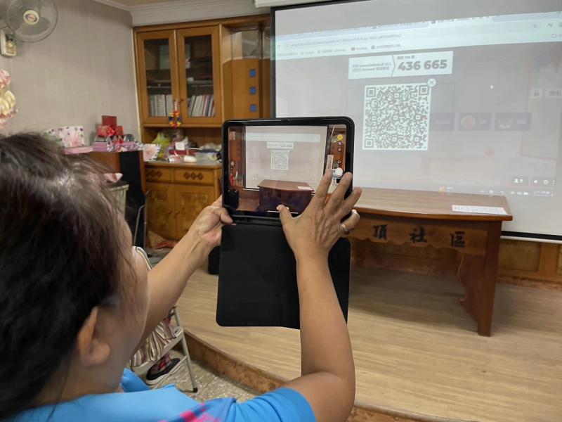 學員們手持平板，掃描QR code參與互動，親自體驗平板的操作，過程專注投入