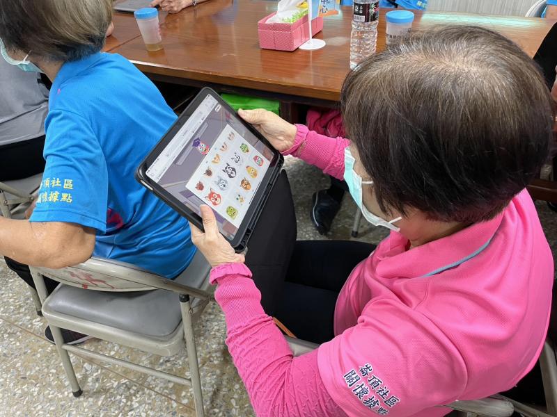 老師透過平板進行快問快答，學員們眼神專注、踴躍搶答，現場充滿活力與歡笑