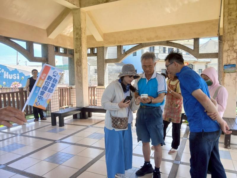 老師帶學員們到湖西蓮花池進行戶外手機拍照教學，透過實地操作，指導大家如何運用不同的拍攝技巧提升照片質感。