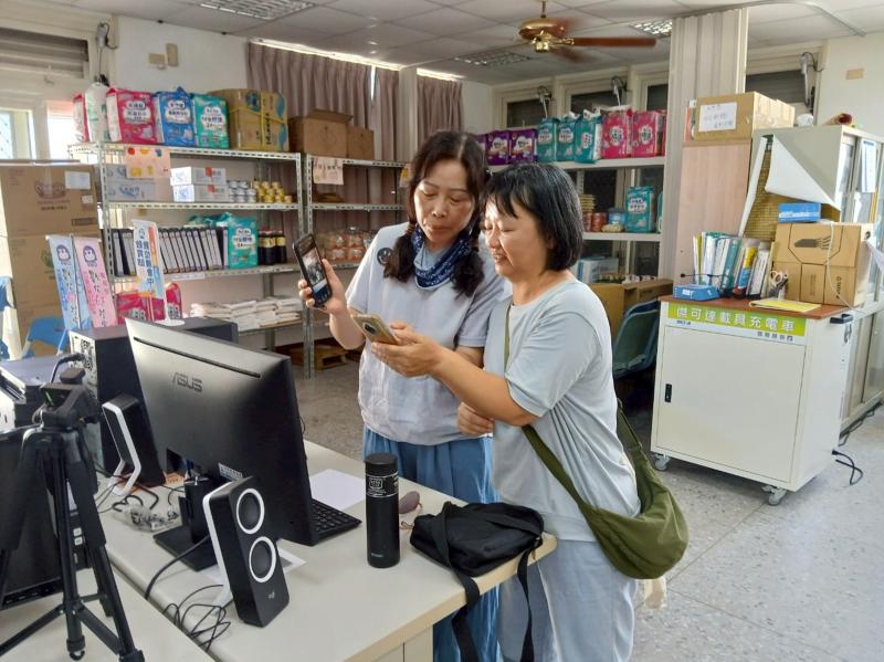 課程結束後，老師和學員們回到湖西DOC電腦教室,老師觀看學員拍照後的作品，並提出老師對學員作品的評論,細心解答每位學員在學習過程中遇到的操作疑問。