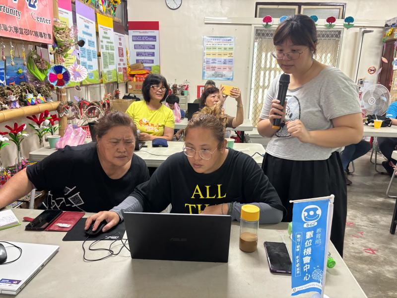 學員互相學習並請講師協助