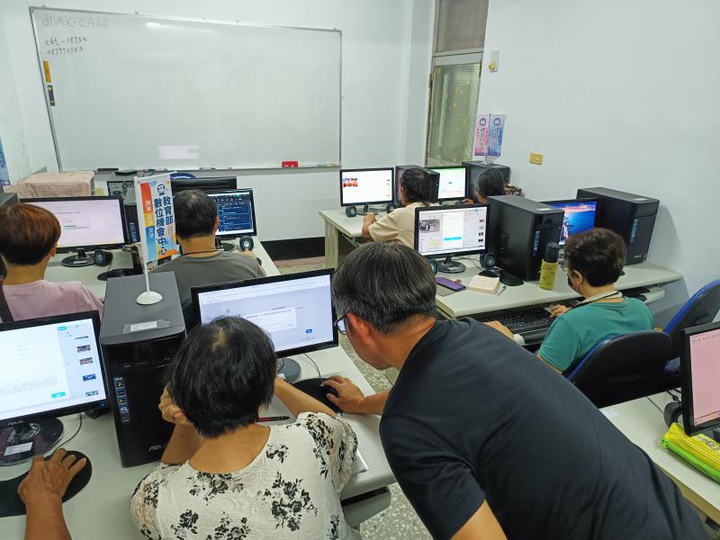 講師協助學員快速上手,強化數位內容創作能力。