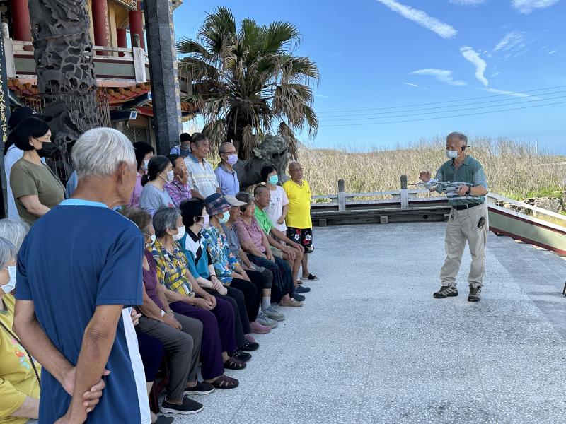 換地點！大家移師到戶外進行實作練習，面對藍天和飛起來的空拍機，長輩們看得目不轉睛～老師細心教學，還拿著機器邊講邊秀技術，有人驚呼：「原來空拍這麼帥！」拍照的，不只天空，還有長輩們的笑容和成就感！
