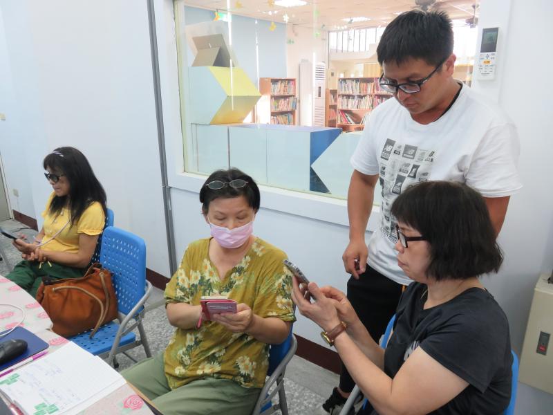 學員們手機、電腦上課同步練習，講師指導