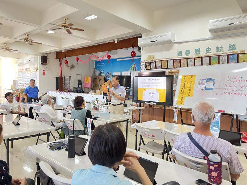 講師引導長輩回憶童年、社區記憶與老照片，說出個人故事，並學習將故事結構轉換為Podcast腳本。