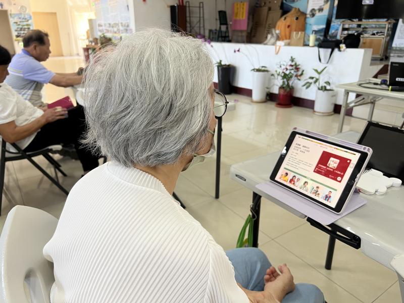 學員線上收聽全國DOC Podcast作品，挑選喜愛的節目，認識聲音媒體的魅力與多樣表達方式。