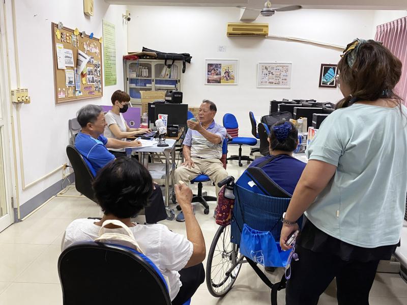 邀請邱平貴分享地方故事，學員實際體驗Podcast錄音，學習用聲音記錄與分享自己的故事。