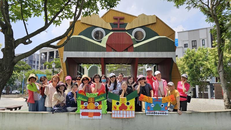 學員在方口獅公園與紙箱方口獅合影。