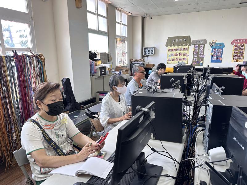 大家對自己的海報都非常有想法、專注認真的表情、仔細聆聽課程，老師也談到目前使用AI生成除了可以節約製作成本和時間，但是AI生成同時也造成被許多詐騙網站利用，也提醒大家網路連結別亂點，以及透過驗證來辨識網頁的真偽!