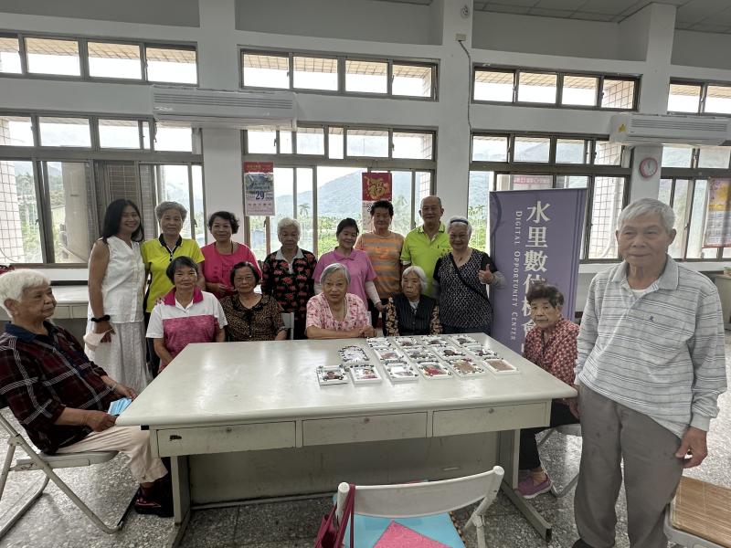 課後學員與老師及學習作品產出拍張大合照.