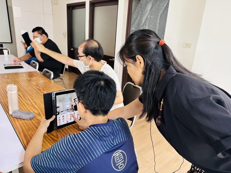 課程中大家互相拍照練習老師說的拍攝方法，還有老師也提供修圖技巧及APP互動式的貼圖，來增加照片的美觀和趣味性，大家在課程中充滿歡笑，有學員說:「平時很少拍照，也很少幫家人拍照，上完課就想回去幫他們拍一下照片!」