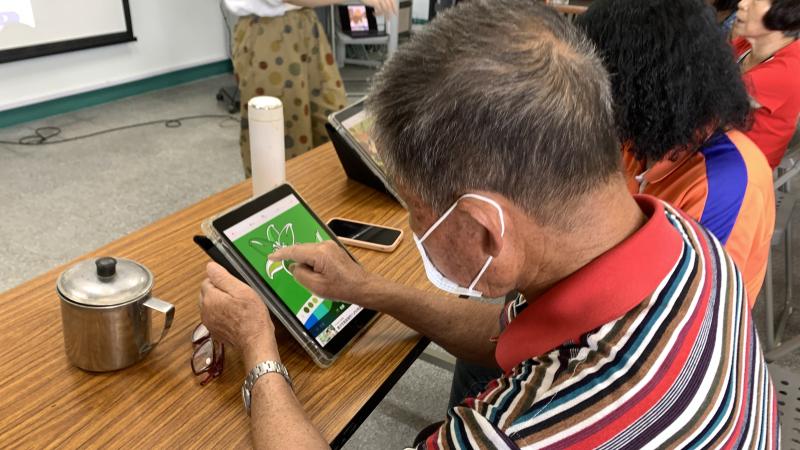 長輩專注地沈浸在自己的數位繪畫世界