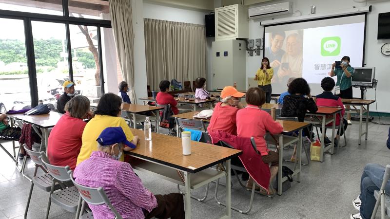 講師分享數位素養訊息，讓長輩可以應用到日常