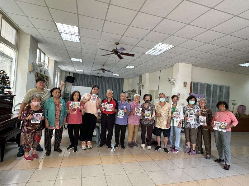 學員們課後展示自塗的圖片及將所拍的圖片編輯後製作成徽章戴在胸前衣服上.