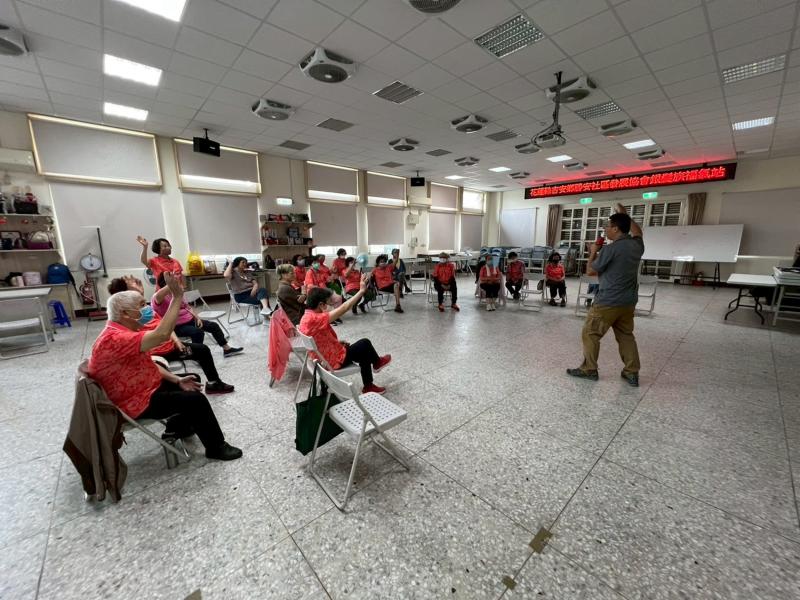 過程中大家踴躍發言、互相交流，氣氛熱烈又充滿笑聲