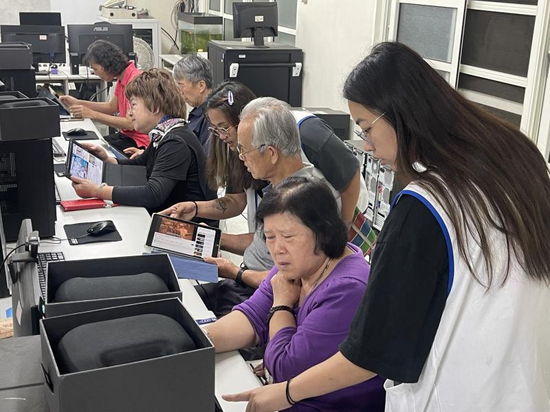 學員們對天氣App、Google Maps及益智遊戲感到新奇有趣，紛紛表示課程實用又有趣，期待未來有更多類似的學習機會。