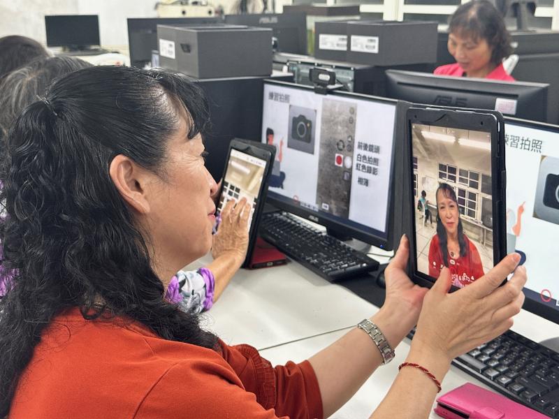 學員實作平板相機功能，完成自拍與錄影練習，成功拍攝出清晰自然的個人影像，展現學習成果，也提升了對數位工具的自信與興趣。