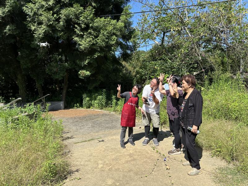 老師實際操作空拍機給學員看