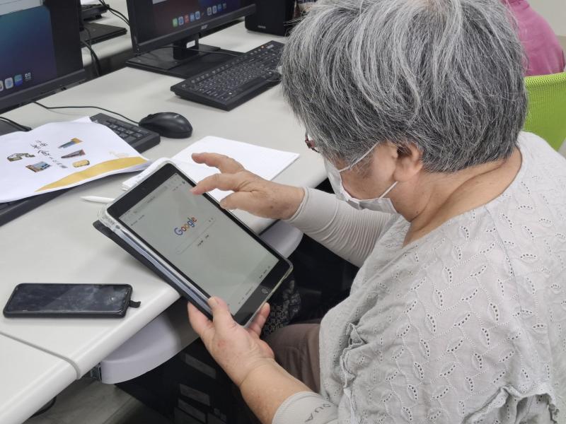長輩學習使用平板排版