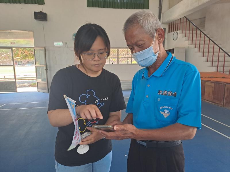 輔導員芳諭也幫忙教阿伯照片及修圖軟體介紹