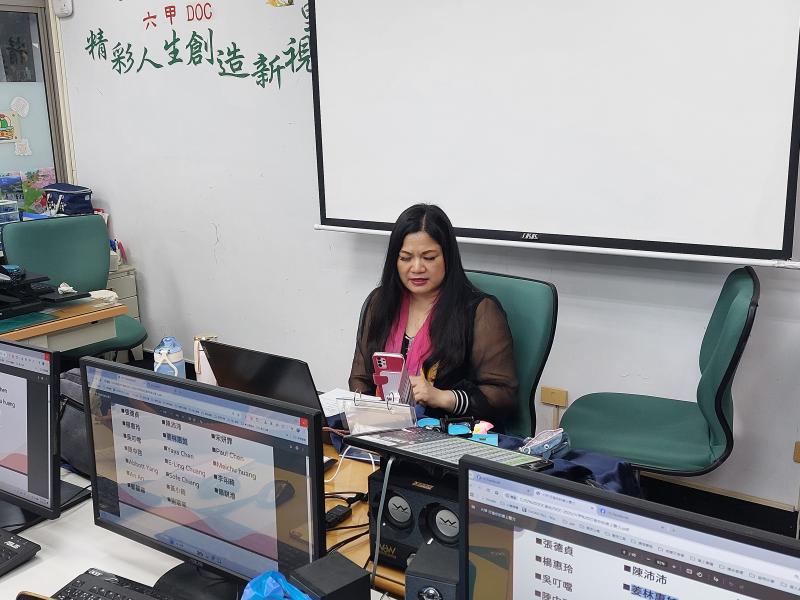 老師當一個示範完之後, 學員突然覺得, 直播好像也沒有那麼難˙, 學員們都迫不及待想要上去試試直播