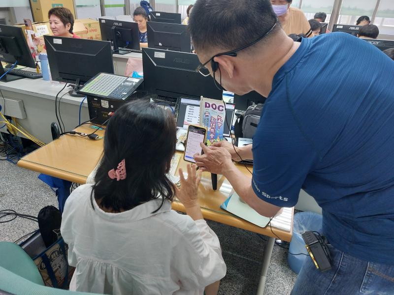 老師親切的在旁邊幫忙協助指導, 還協助當小助手, 幫忙學員處理手機設定, 以及相關直播介紹六甲當地人文飲食的相關資訊。